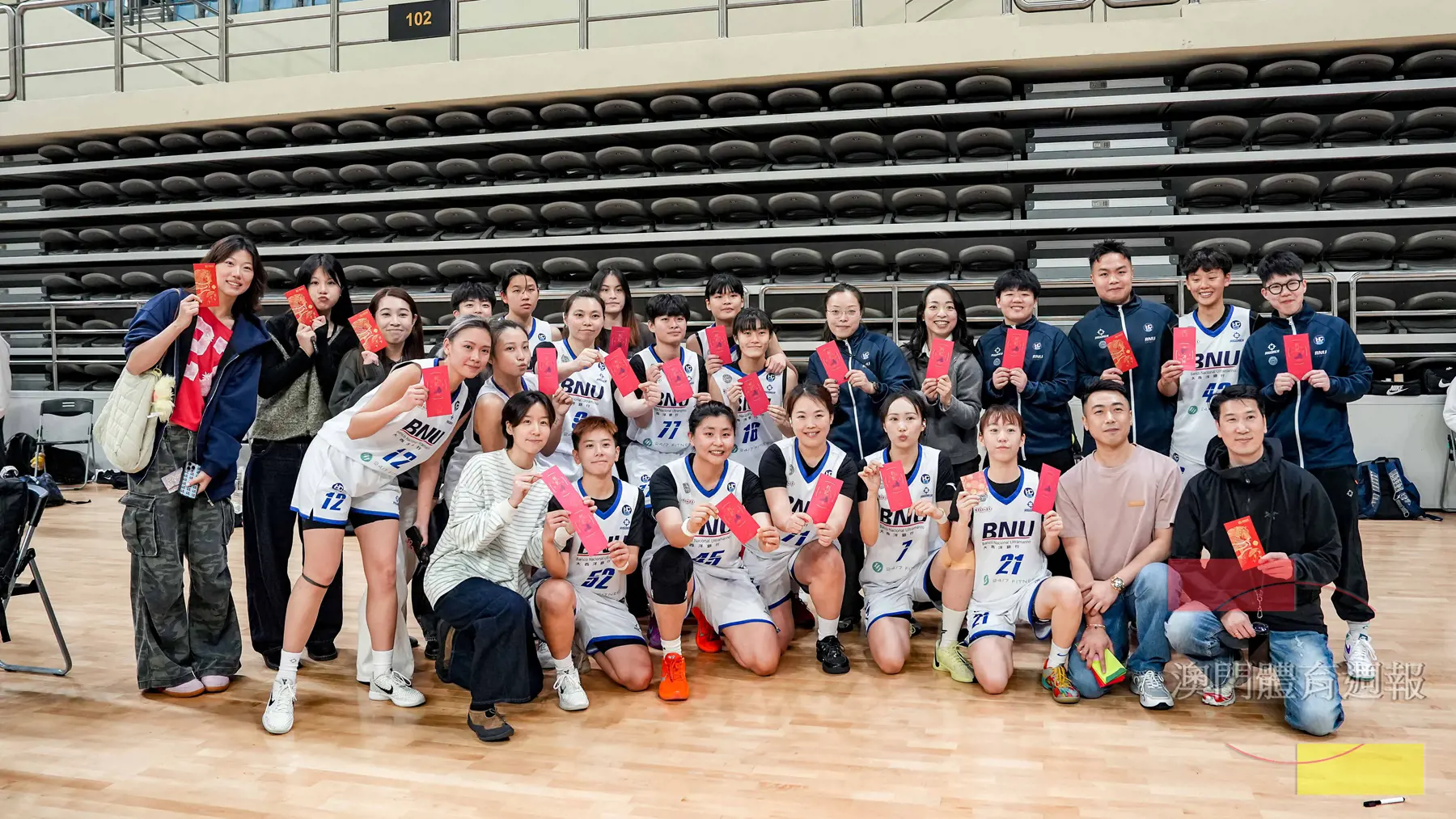 副3 正值新春佳節，昊駿負責人陳智昌（前排右2）向女籃球員派發利是.jpg